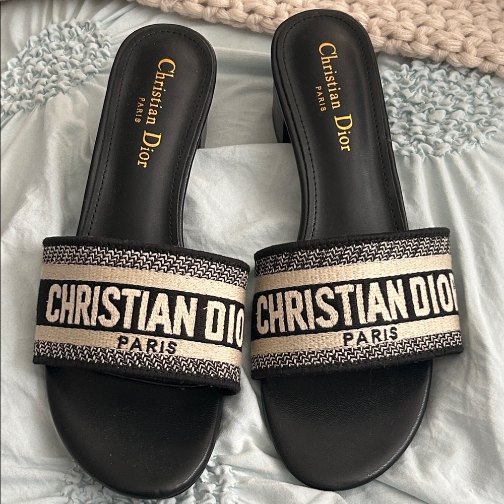 Di** Black and Cream Sandals